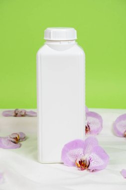 Yeşil Arkaplanda Ev Kimyasalları için Büyük Beyaz Plastik Şişe, Metin İçin Yer