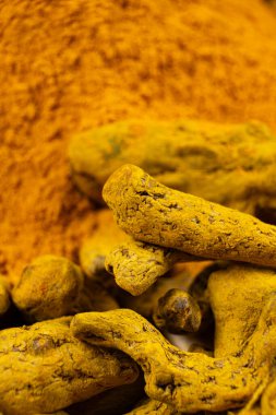 Kurutulmuş zerdeçal kökü ve zerdeçal tozu yakın çekim makrosu