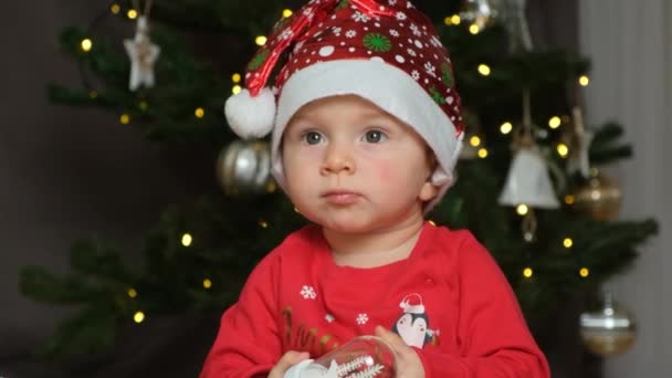 Portrait Bébé Mois Dans Chapeau Père Noël Jouant Avec Jouet — Video