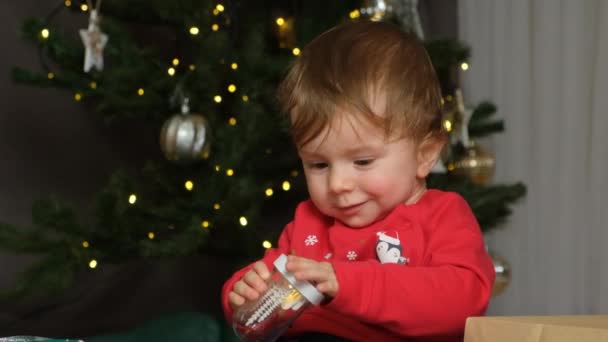 Maluch Poniżej Roku Życia Bawi Się Zabawkami Świątecznymi Dla Dzieci — Wideo stockowe