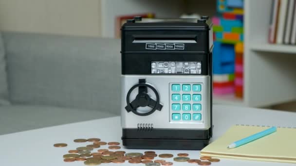 玩具安全储蓄罐 为孩子们提供货币 硬币和钞票 — 图库视频影像