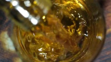 Düşük kalitede sahte konyak bardağa dökülmüş, alkol kabarcıkları....