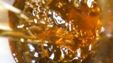 Konyak bardağa dikey yavaş çekim makrosu döküldü.