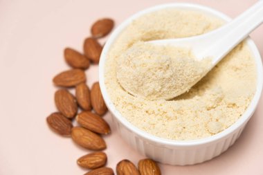 Bej arkaplanda badem unu ve badem..