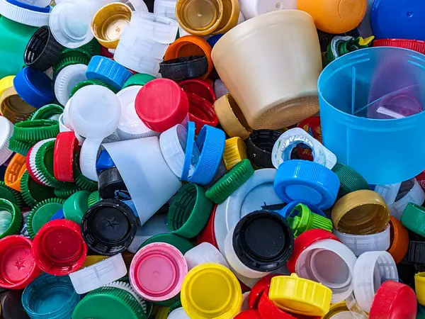 Bir sürü farklı plastik şişe kapağı. Çöp ayıklama.