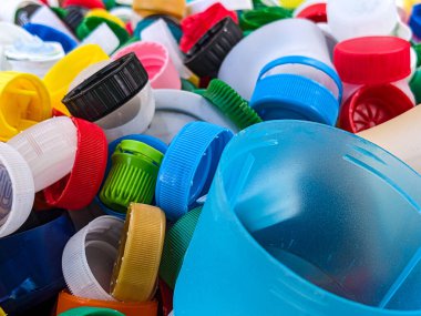 Bir sürü farklı plastik şişe kapağı. Çöp ayıklama.