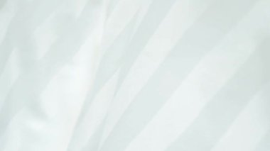 Işık sütlü rengin güzel hareket eden arkaplanı, kumaş üzerindeki dalgalar.