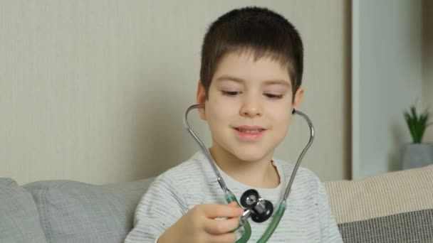 Χαριτωμένο 6Χρονο Αγόρι Που Παίζει Στηθοσκόπιο Ονειρεύεται Γίνει Γιατρός — Αρχείο Βίντεο