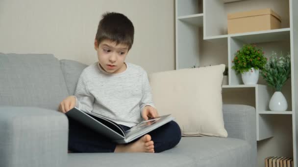 Roztomilé Leté Dítě Listuje Knihou Dívá Obrázky Učí Číst — Stock video