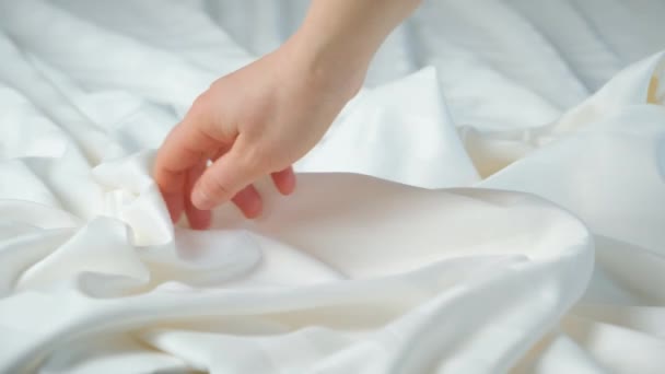 Kadın Çizgili Saten Kumaşa Eliyle Dokunuyor Nazikçe Okşuyor Yakından — Stok video