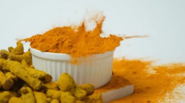 Kurumuş zerdeçal kökü yavaş çekimde toza dönüşüyor.