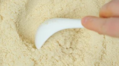 Badem unu yakın plan, karıştırıcı un kaşık üstten yavaş çekimde.