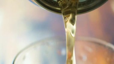 Teneke kutudan bira bardağa döküldü yavaş çekim makrosu..
