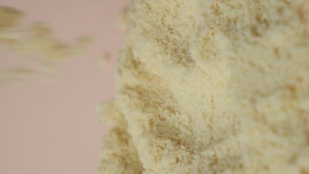 杏仁面粉洒在盘子上垂直慢速运动 — 图库视频影像
