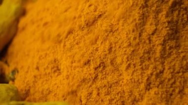 Zerdeçal tozu dökülüyor, makro ağır çekim.