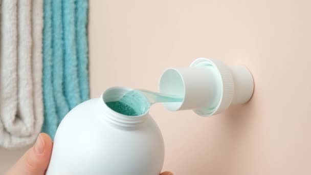 Proceso Verter Detergente Líquido Ecológico Natural Ropa Del Gel Botella — Vídeo de stock