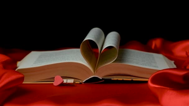 Страницы Книги Складываются Виде Сердца Красном Черном Фоне Любовь Книгам — стоковое видео