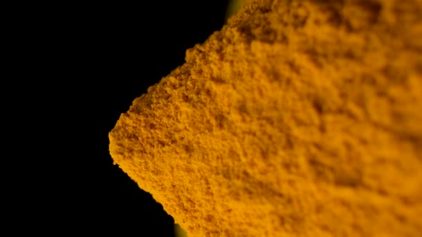 Вертикальный Макроснимок Куркумы Медленно Вращающийся Черном Фоне — стоковое видео