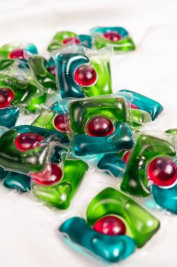 Saten kumaşta bir sürü çamaşır kapsülü var.