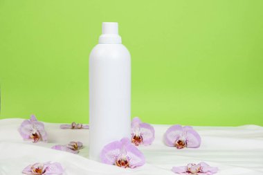 Yeşil Arkaplanda Ev Kimyasalları için Büyük Beyaz Plastik Şişe, Metin İçin Yer