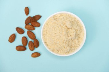 Mavi arkaplan görünümlü badem unu ve badem..