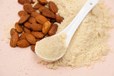 Bej arkaplanda badem unu ve badem..