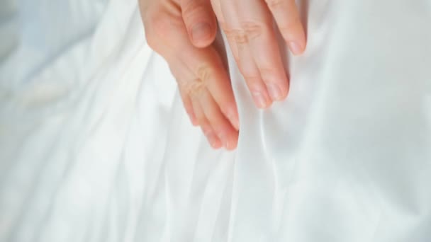 그녀의 손으로 줄무늬 새틴의 패브릭을 만지는 부드럽게 스트로킹 클로즈업 — 비디오