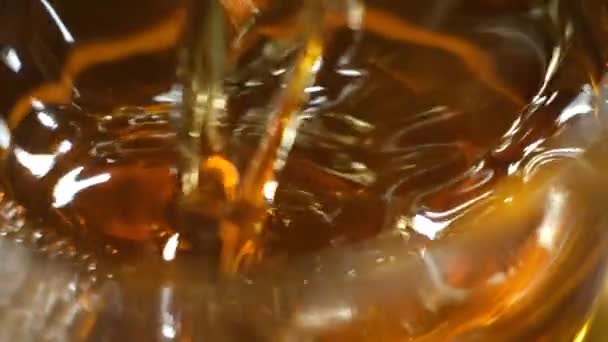 Cognac Vierte Una Macro Cámara Lenta Vidrio — Vídeo de stock
