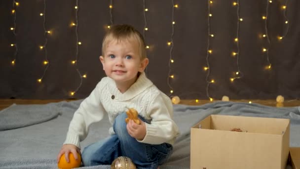 Retrato Menino Comendo Pão Gengibre Brincando Com Laranjas Crianças Natal — Vídeo de Stock