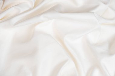 Dalgalar ve buruşmuş doğal saten beyaz süt rengi kumaş desenleri