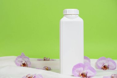 Yeşil Arkaplanda Ev Kimyasalları için Büyük Beyaz Plastik Şişe, Metin İçin Yer