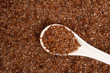 Makro kaşık görünümlü keten tohumları.