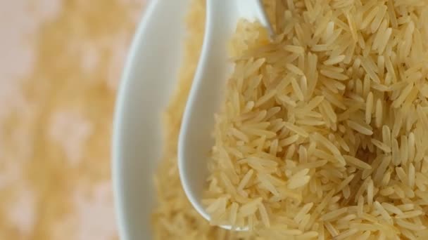 Langkorrelige Voorgekookte Basmati Rijst Gieten Met Lepel Macro Verticale Slow — Stockvideo