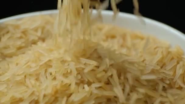 Langkorrelige Voorgekookte Basmati Rijst Gieten Zwarte Achtergrond Slow Motion — Stockvideo