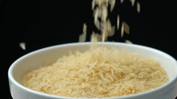 Langkorrelige Voorgekookte Basmati Rijst Gieten Zwarte Achtergrond Slow Motion — Stockvideo