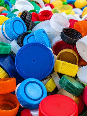 Bir sürü farklı plastik şişe kapağı. Çöp ayıklama.