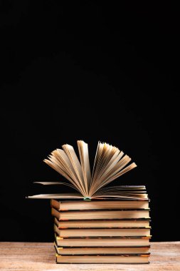 Siyah arkaplan, açık kitap, metin için boşluk yığını