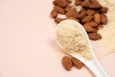 Yazı için bej arkaplan fotokopi alanı üzerine kaşık içinde badem unu.