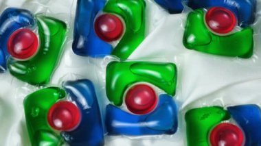 Saten kumaştan yapılmış bir sürü çamaşır kapsülü var..