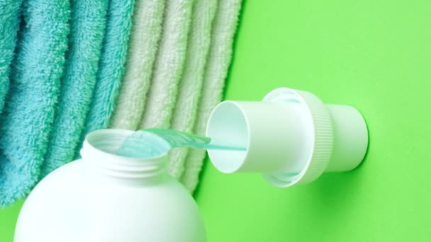 Processen Att Hälla Naturliga Eco Gel Flytande Tvättmedel Från Flaskan — Stockvideo