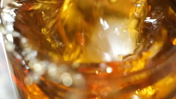 Zwei Eisbrocken Die Ein Glas Cognac Zeitlupe Fallen Nahaufnahme — Stockvideo