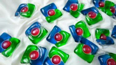 Saten kumaştan yapılmış bir sürü çamaşır kapsülü var..