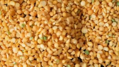 Çiğ bölünmüş sarı bezelye makro yavaş çekim üst görünümü.