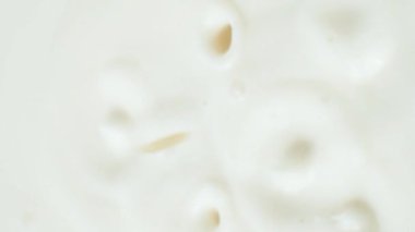 Pirinç sebze sütüne dökülüyor, dikey ağır çekimde..