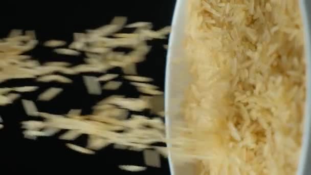 Langkorrelige Voorgekookte Basmati Rijst Gieten Zwarte Achtergrond Verticale Slow Motion — Stockvideo