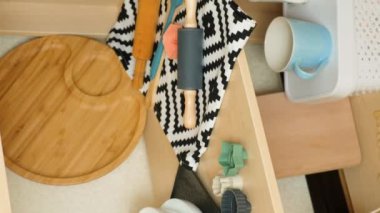 Modern mutfak ahşap raf ve mutfak gereçleri, dikey çekim.