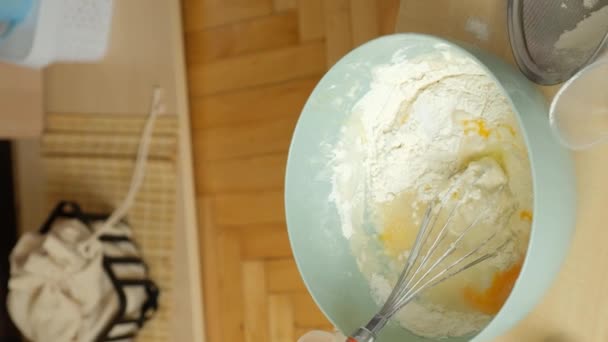 Hamuru Yoğurma Adımlarından Biri Mutfakta Büyük Bir Kasede Yumurta Dikey — Stok video