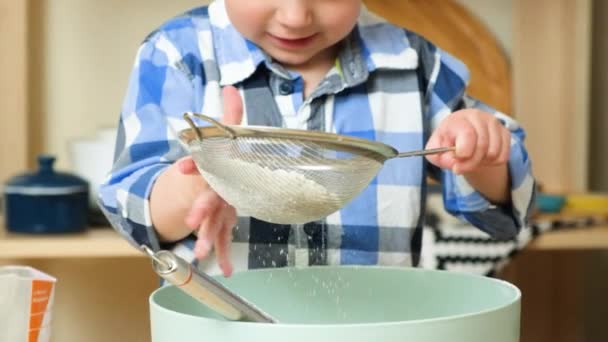 小麦粉をふるう子供 キッチンでクッキー生地を作る 遅い動き — ストック動画