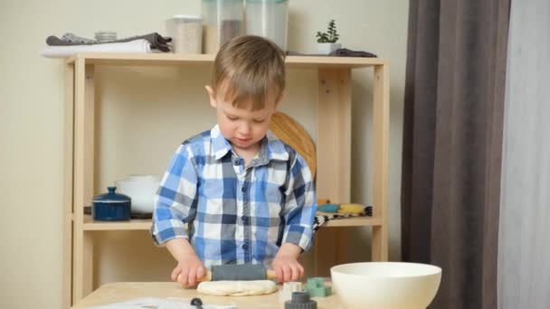 Ребенок Выкатывает Тесто Скалкой Делает Свое Первое Печенье Негодяи Кухне — стоковое видео