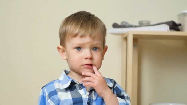Băiat Drăguț Doi Ani Care Ține Degetele Gură Uită Cameră — Videoclip de stoc